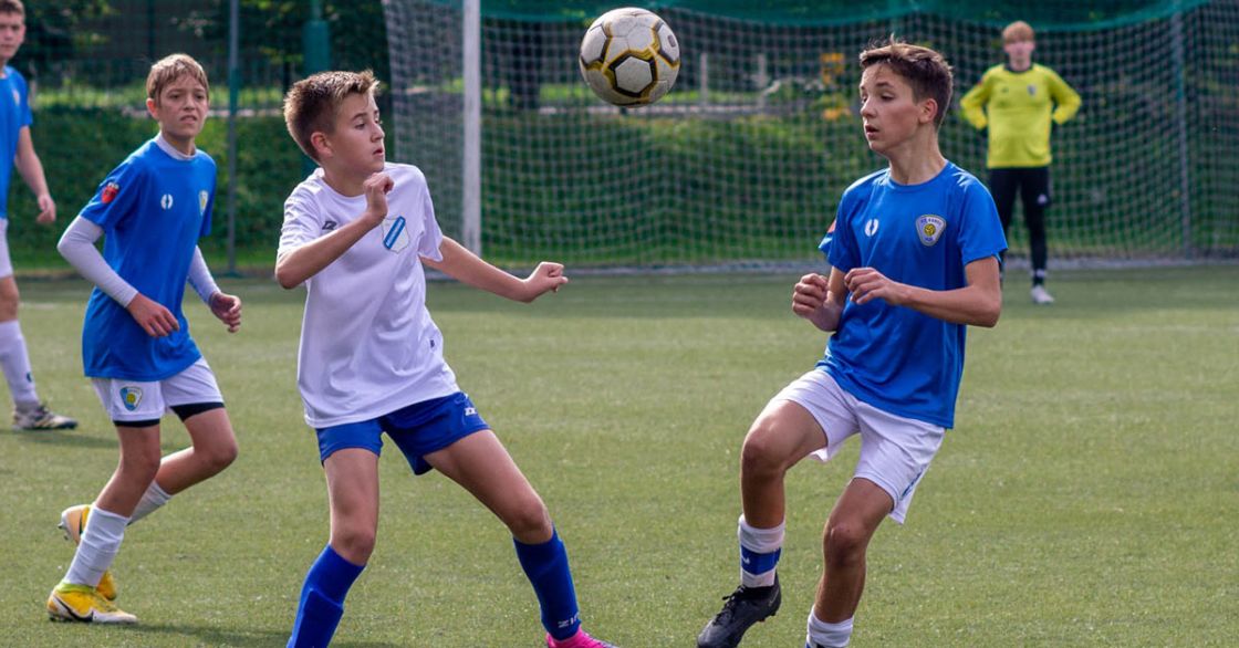 Trampkarze starsi na sztucznym też do przodu