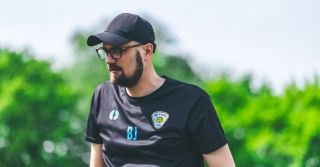 Trener Bartłomiej Janeczek: "Najtrudniejszy zawsze jest ten najbliższy przeciwnik". Kr&oacute;tka rozmowa z trenerem po meczu 17. kolejki.