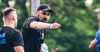 WYWIAD: Trener Bartłomiej Janeczek o przygotowaniach, zmianach kadrowych i celach na nadchodzący sezon 2024/2025.