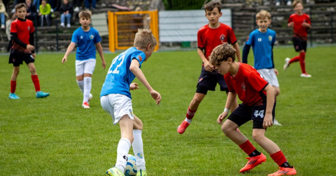 U13 (D1): Kablarze wracają z daleka, ale końc&oacute;wka odbiera pełną pulę